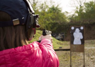 kobieta ubrana w różową kurtkę strzela z pistoletu xdm do tarczy francuz